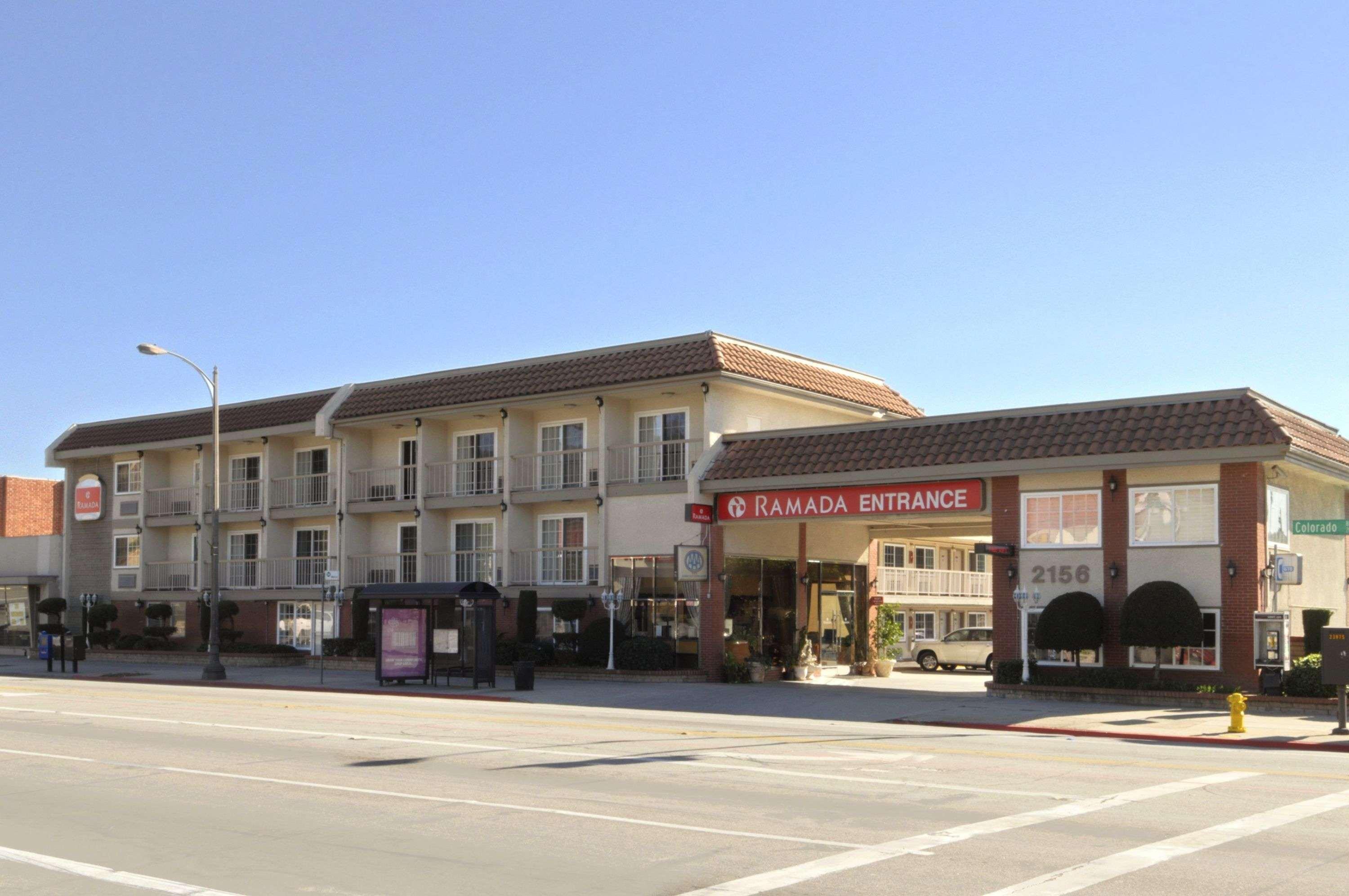 Hotel Ramada By Wyndham Pasadena Exterior foto