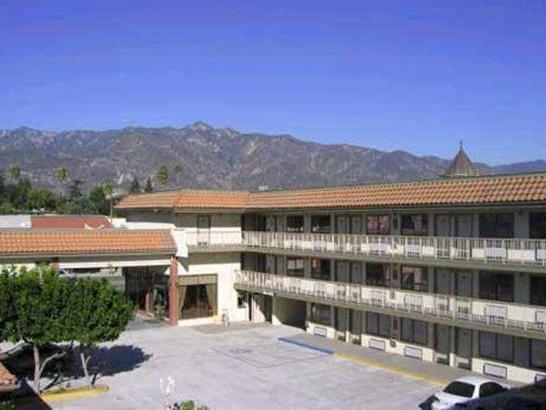 Hotel Ramada By Wyndham Pasadena Exterior foto