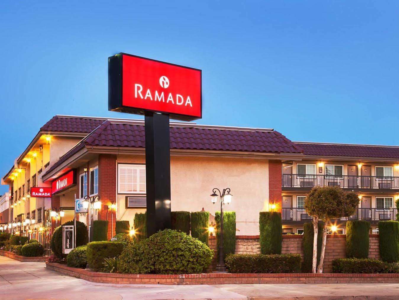 Hotel Ramada By Wyndham Pasadena Exterior foto